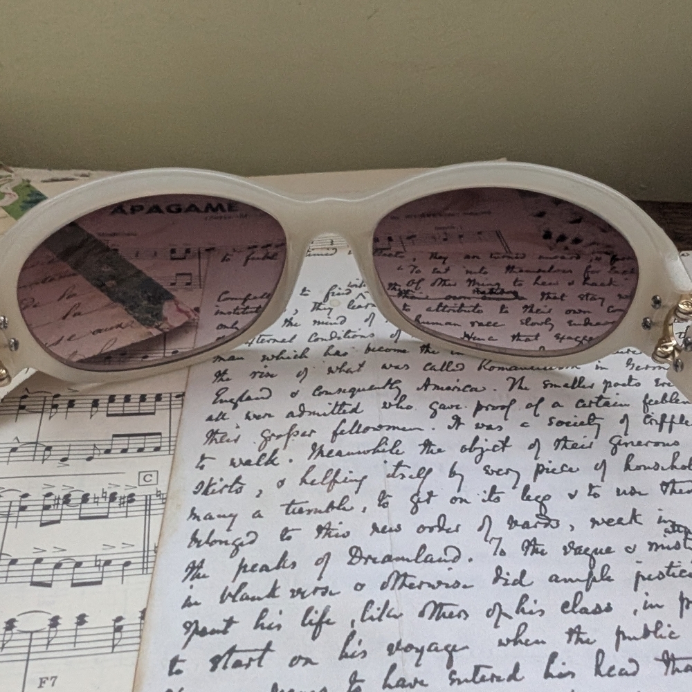Retro Looking Chic Cream Sunglasses - Picture 5 of 9